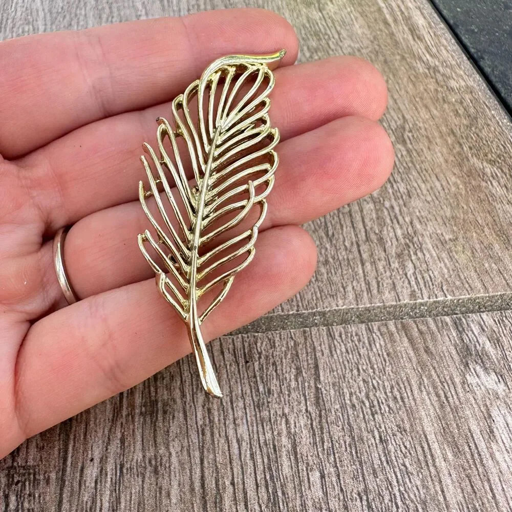 Vintage Jewelry Gold Tone Feather Leaf Brooch Palm Leaf Pin - Picture 1 of 2